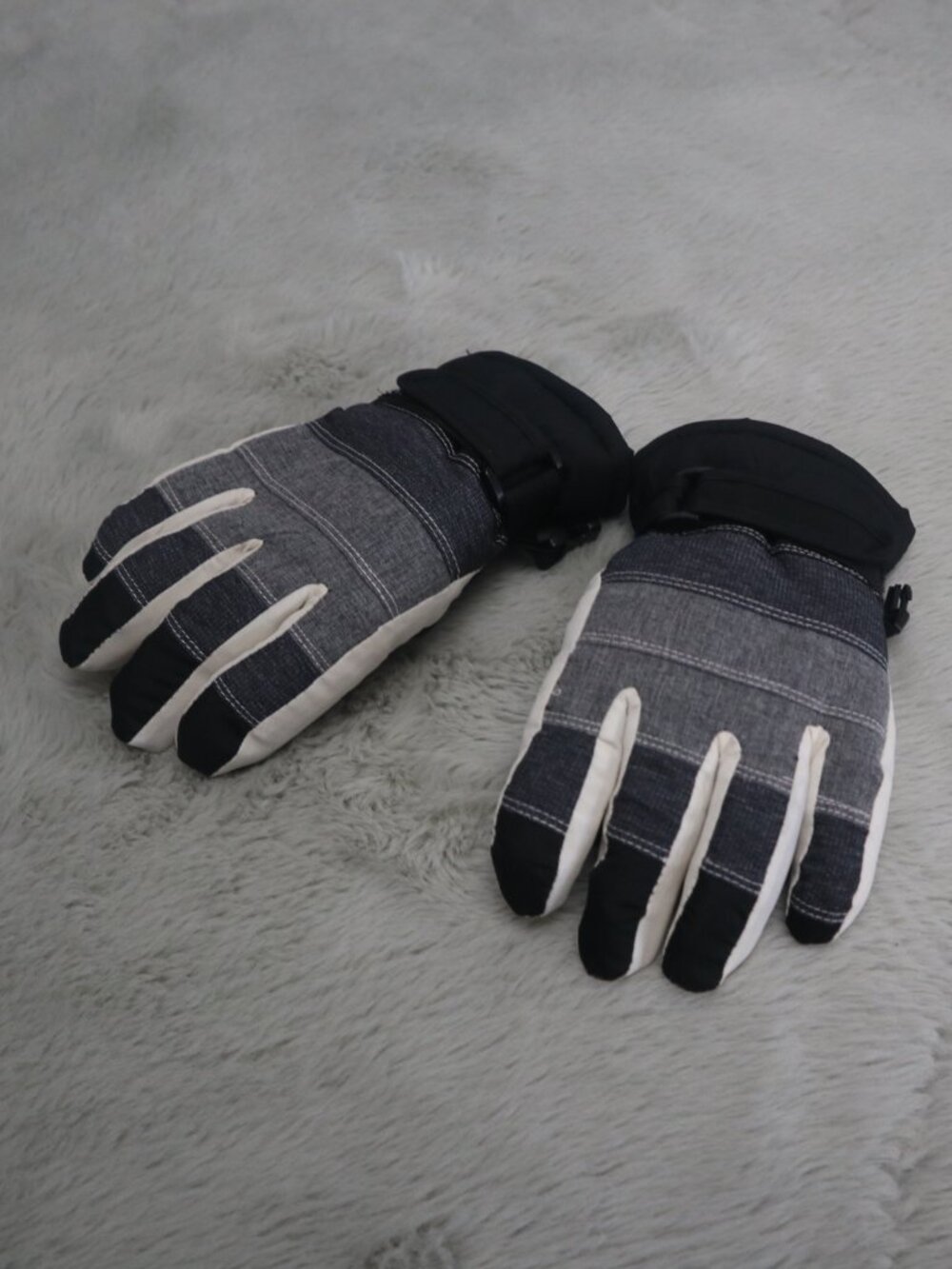 3M Thinsulate insulated ski gloves